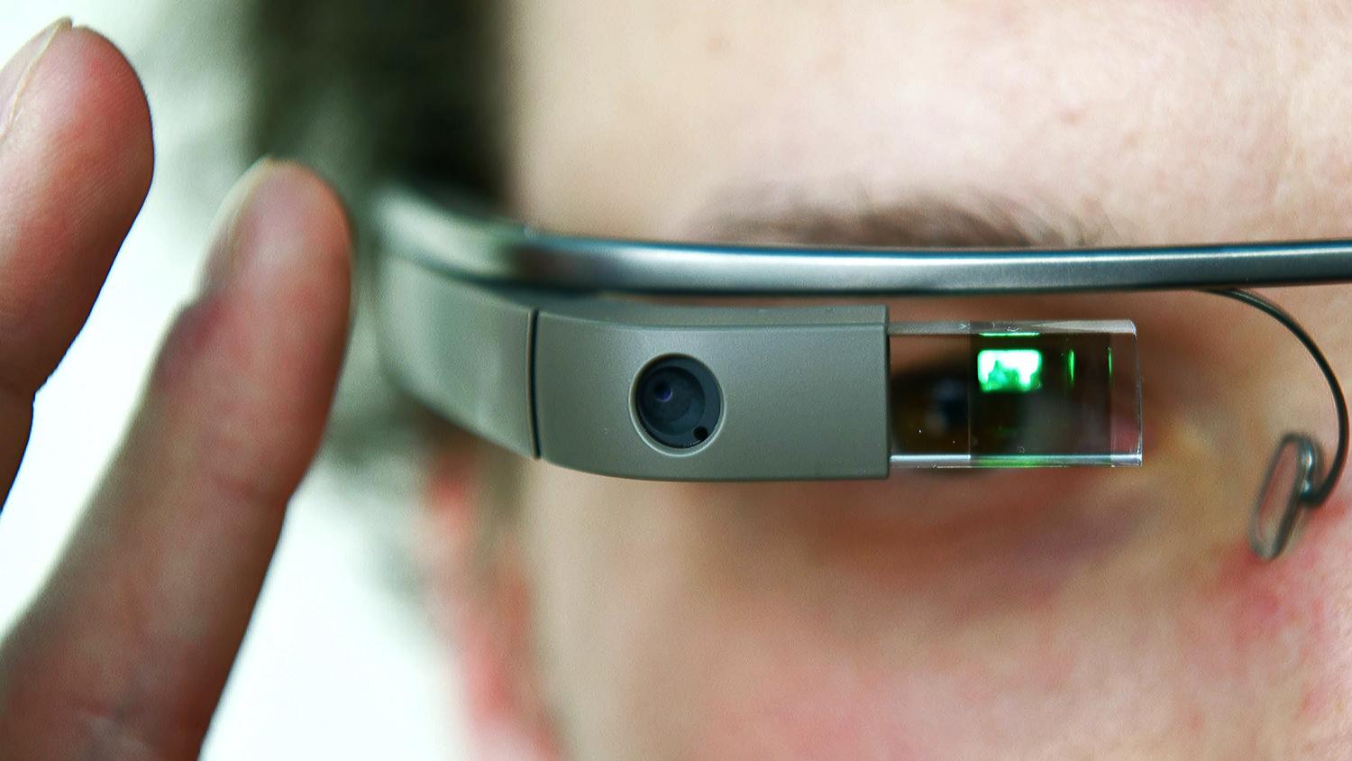 جوجل تعلن عن نظارات تترجم المحادثات النصية والصوتية