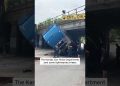 شاهد.. لحظة انقلاب شاحنة بعد اصطدامها بجسر - المواطن