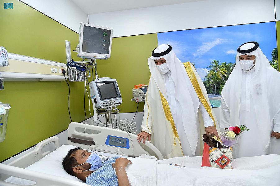 أمير نجران يعايد المنومين بمركز الأمير سلطان لأمراض القلب