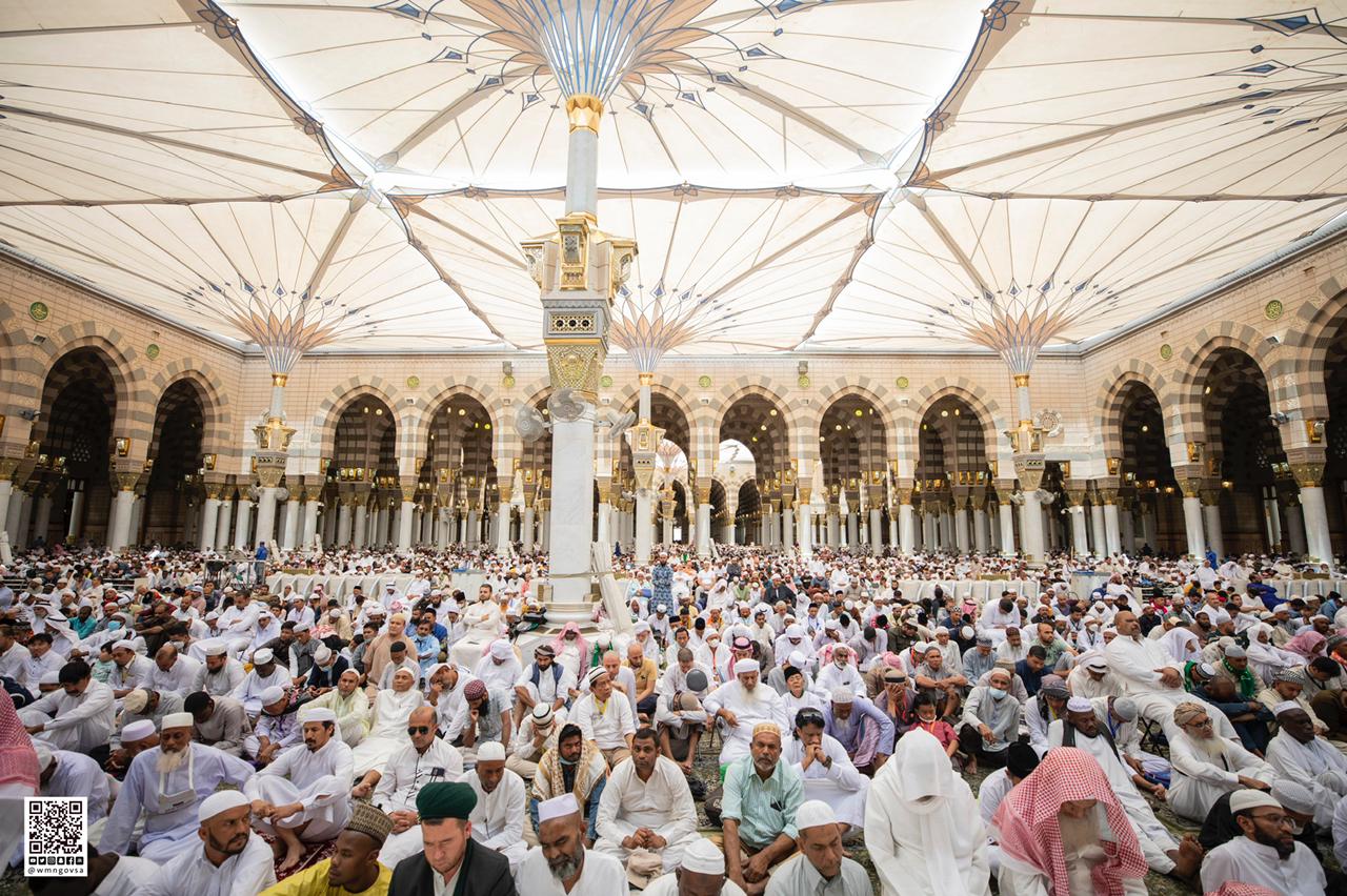 مظلات كهربائية ورخام بارد وأجواء مثالية بساحات المسجد النبوي