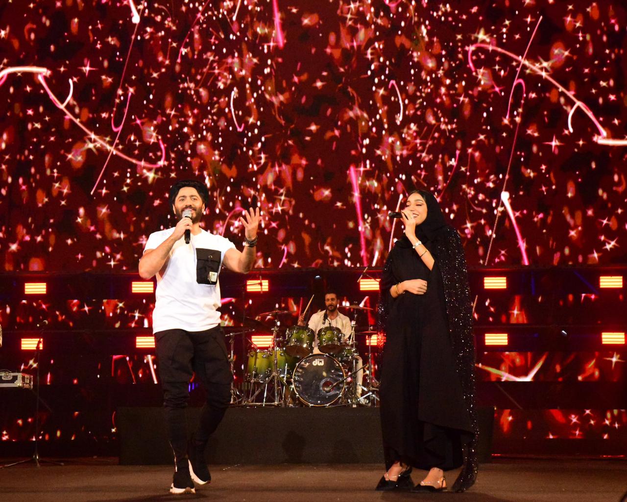 تامر حسني وزينة عماد في ليلة غنائية مميزة بالرياض