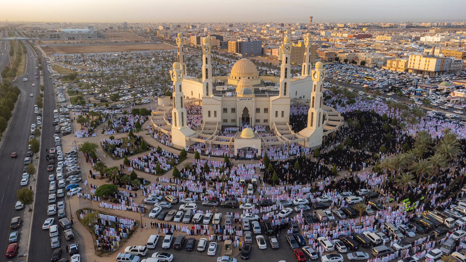 لقطات جوية لصلاة العيد في جامع الوالدين بتبوك