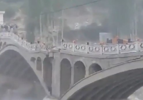 مشهد مرعب.. سيول جارفة تدمر جسرًا في باكستان
