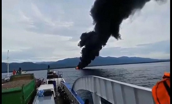 وفاة 7 بسبب حريق عبّارة في عرض البحر