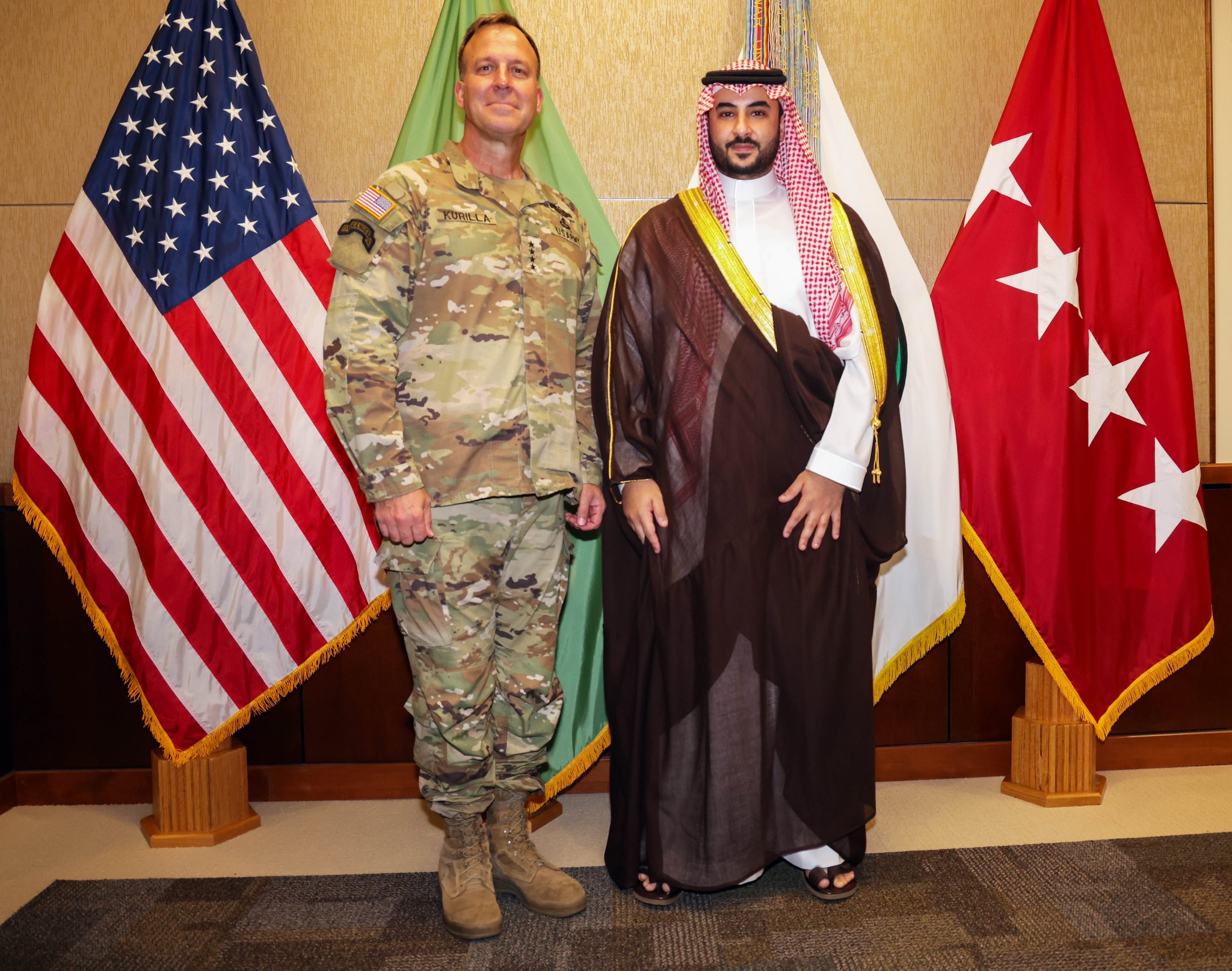 خالد بن سلمان يبحث التنسيق الدفاعي مع قائد القيادة الوسطى الأمريكية