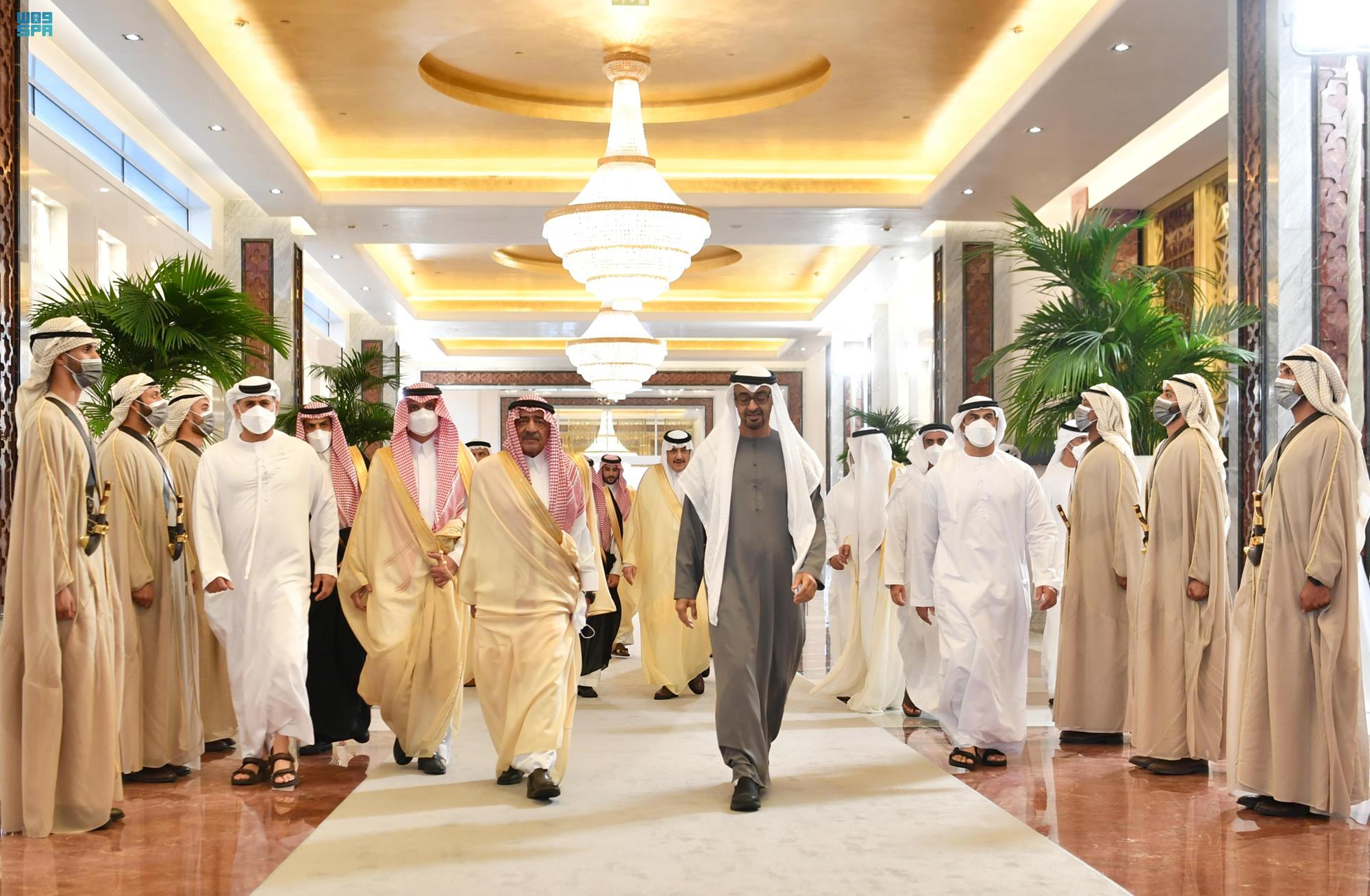 رئيس الإمارات يستقبل الأمير مقرن وعددًا من المعزين في وفاة الشيخ خليفة