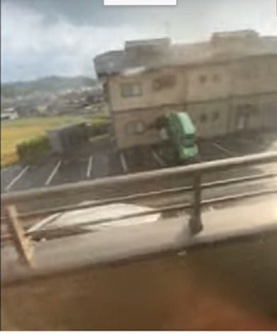فيديو لا يصدق.. سيارة تطير بسبب إعصار اليابان