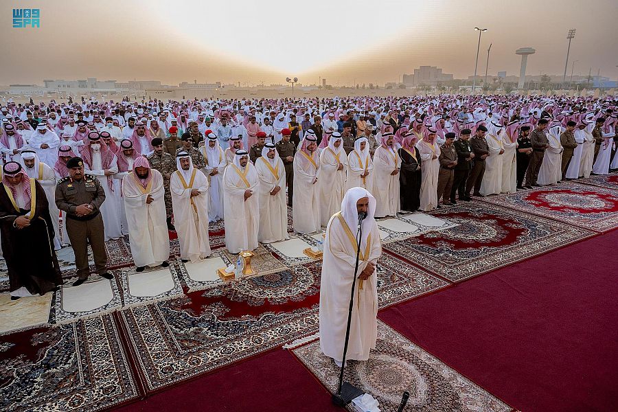 الجوامع والمساجد والساحات تكتظ بالمصلين لأداء صلاة عيد الفطر