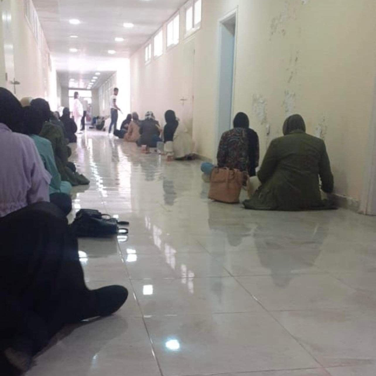 طلاب جامعة بنغازي يؤدون الاختبارات على الأرض