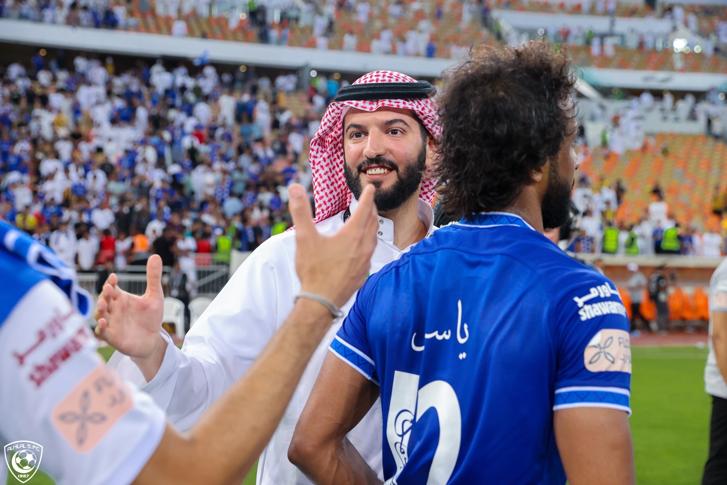 فهد بن نافل يجتمع بلاعبي الهلال في الجوهرة