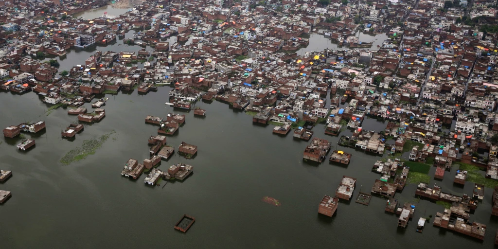 فيضانات مرعبة في الهند تتسبب في انهيارات أرضية وقطع الطرق