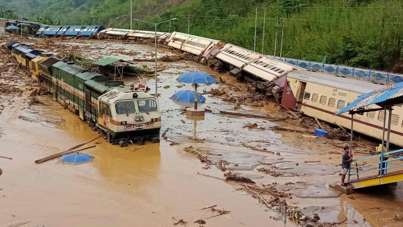 فيضانات مرعبة في الهند تتسبب في انهيارات أرضية 