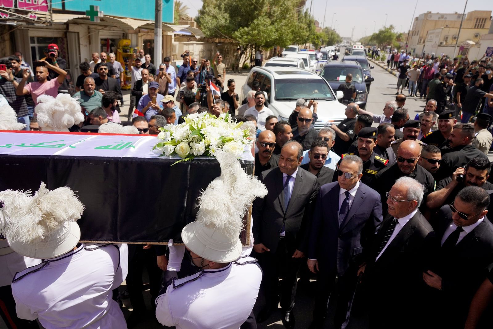 العراق يشيع مظفر النواب في جنازة رسمية