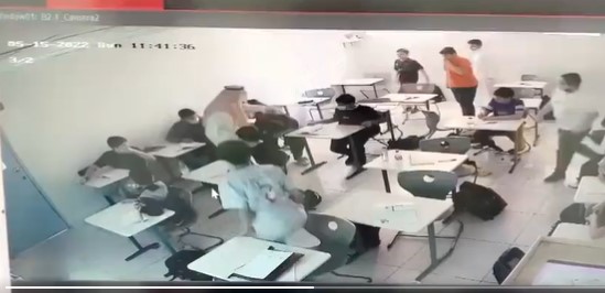 شاهد.. معلم يطبق مناورة هيمليك لإنقاذ طفل ابتلع قطعة بلاستيك