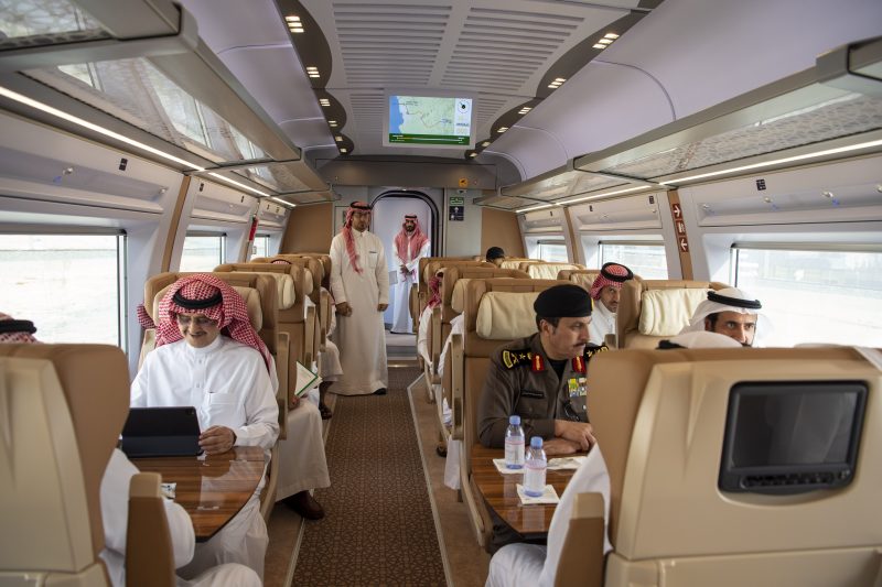 بدر بن سلطان يستقل قطار الحرمين ويطلع على خطة الحج 4 بدر بن سلطان يستقل قطار الحرمين ويطلع على خطة الحج - المواطن