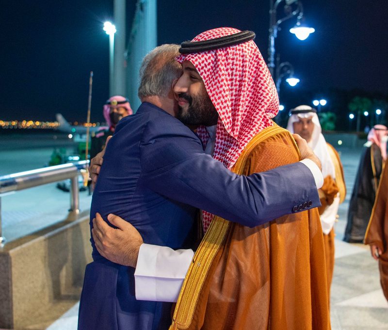 محمد بن سلمان يستقبل رئيس الوزراء العراقي لدى وصوله مطار جدة - المواطن