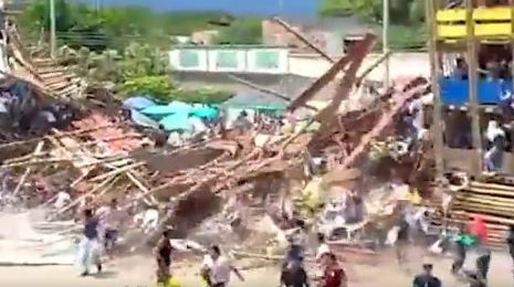 انهيار مدرج خلال مصارعة ثيران في كولومبيا وفيديو يوثق الكارثة