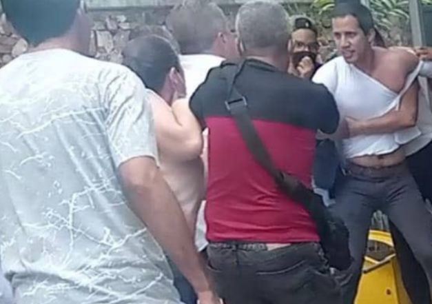 رئيس المعارضة الفنزويلية يتعرض للضرب في كل مكان!