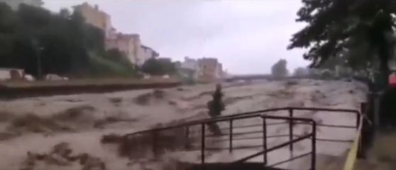 السيول تجتاح تركيا ولقطات توثق جرف جسر