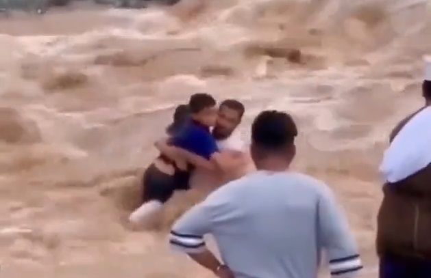 شاهد.. عُماني يغامر بحياته لإنقاذ طفلين من الغرق