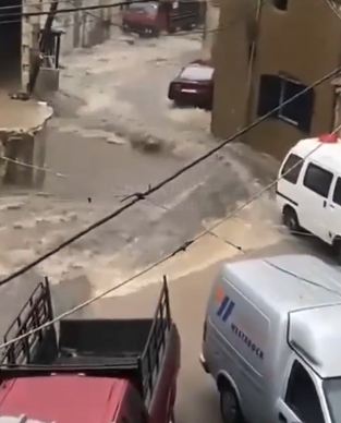 شاهد.. سيول جارفة تجتاح شوارع لبنان