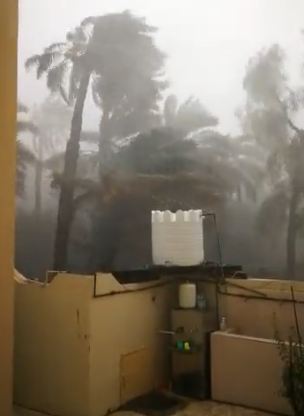 شاهد قوة العاصفة.. أمطار غزيرة وعواصف على سلطنة عمان