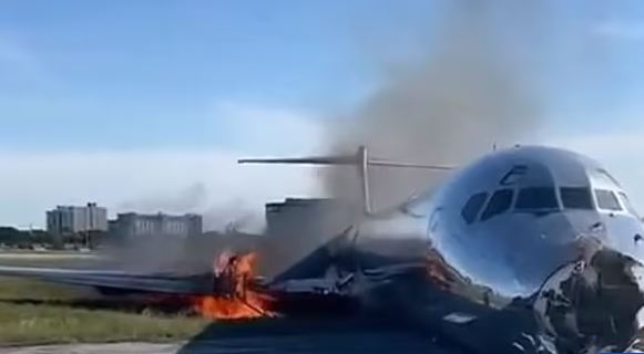 الرعب يسود مطاراً أمريكياً بعد تحطم طائرة واشتعالها