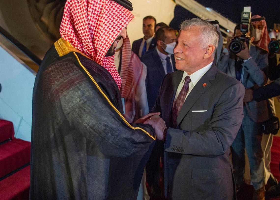 محمد بن سلمان يصل الأردن والملك عبدالله في مقدمة مستقبليه - المواطن