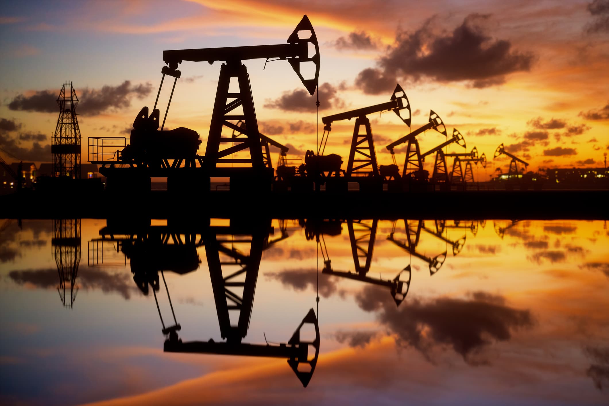 أسعار النفط تتراجع بنحو 5%