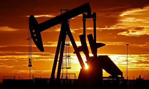 أسعار النفط تتجه نحو أطول خسائر شهرية في أكثر من عامين