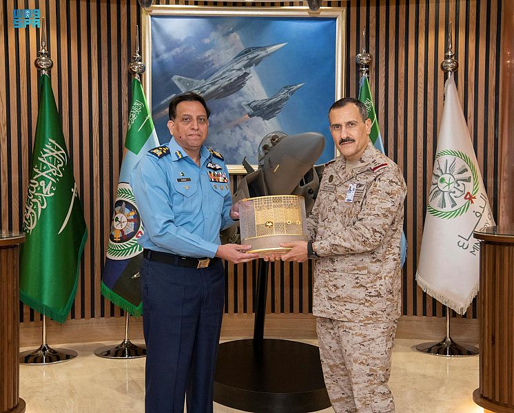 قائد القوات الجوية يستقبل رئيس أركان القوات الجوية الباكستانية