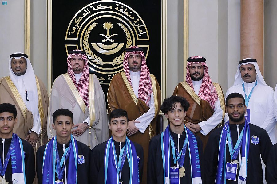 محافظ جدة يستقبل أبطال دوري المدارس 2022