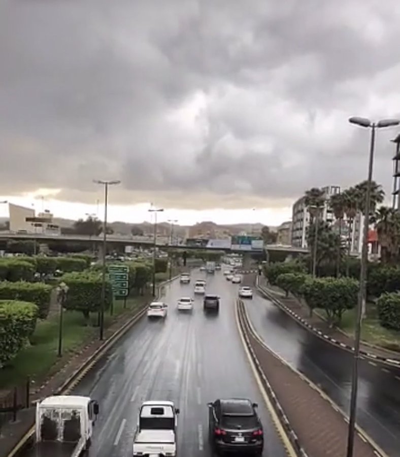 الطايف الان .. سحب وغيوم وأمطار غزيرة ترطب الأجواء