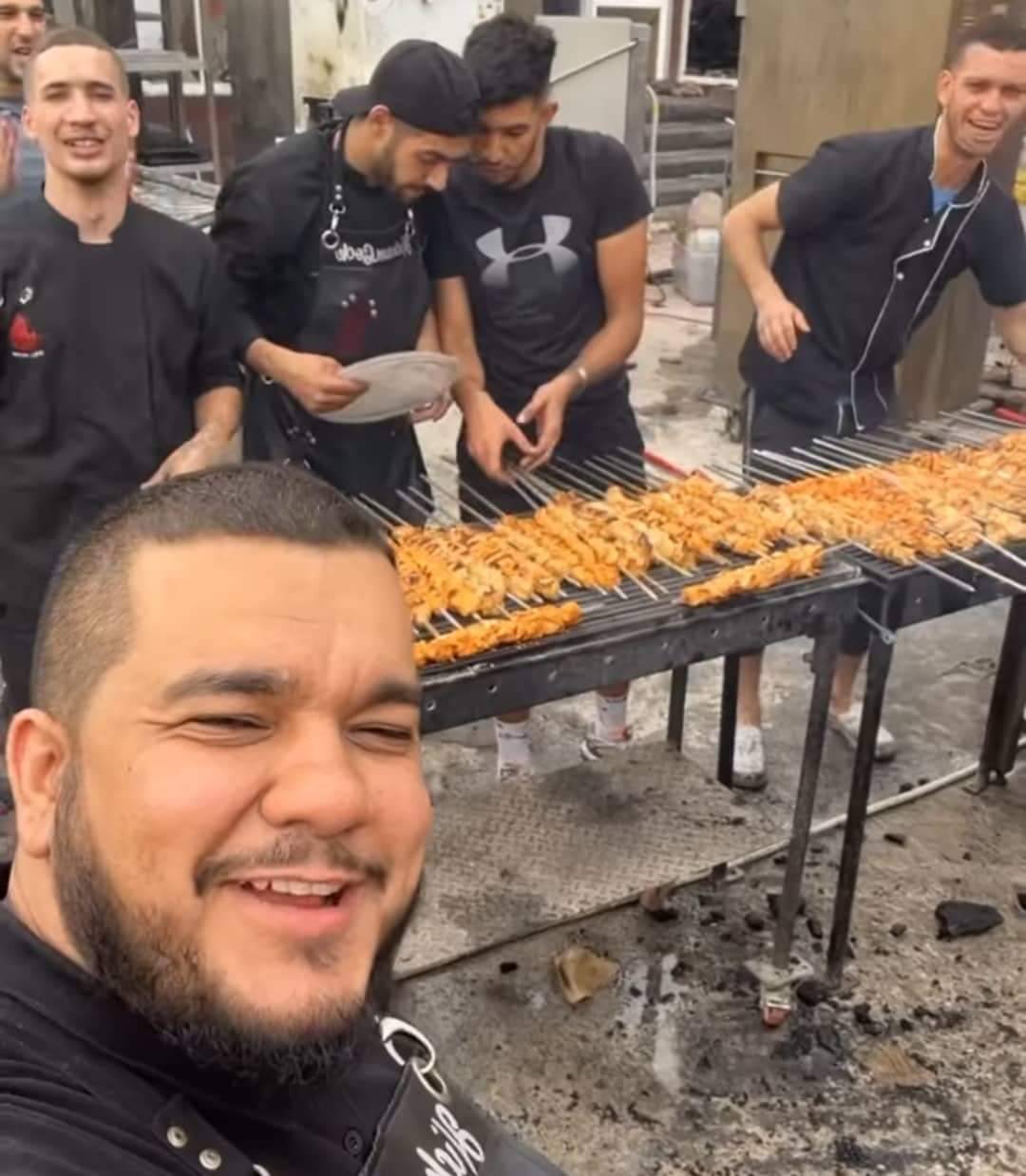 طباخ جزائري يقيم حفل شواء على ركام مطعمه المحترق