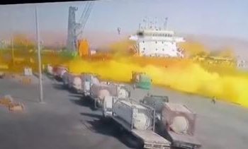 لحظة سقوط صهريج الغاز السام بميناء العقبة ووفاة وإصابة العشرات - المواطن