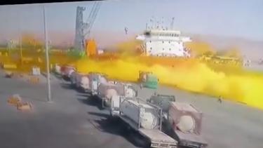 لحظة سقوط صهريج الغاز السام بميناء العقبة ووفاة وإصابة العشرات