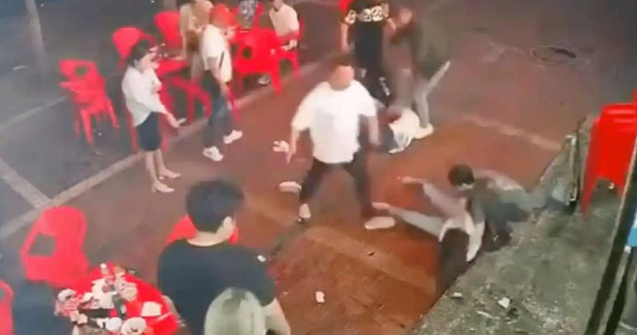 بالفيديو.. اعتداء وحشي على نساء في مطعم بـ الصين