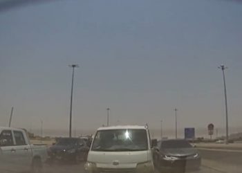 بلاغ بالفيديو يوثق قيادة مركبة فوق أكتاف الطريق - المواطن