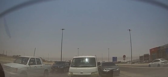 بلاغ بالفيديو يوثق قيادة مركبة فوق أكتاف الطريق