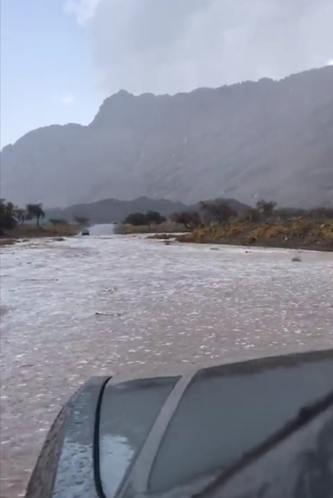 أمطار غزيرة وبرد يجريان السيول جنوب السعودية