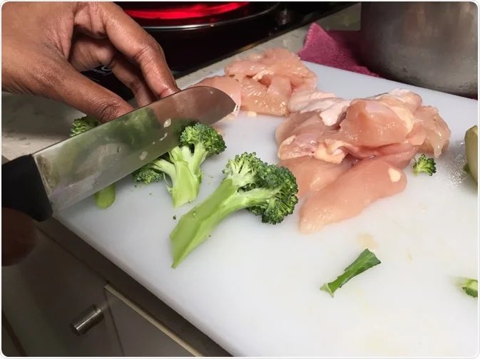 تقطيع الخضروات على ألواح اللحوم يسبب التسمم الغذائي