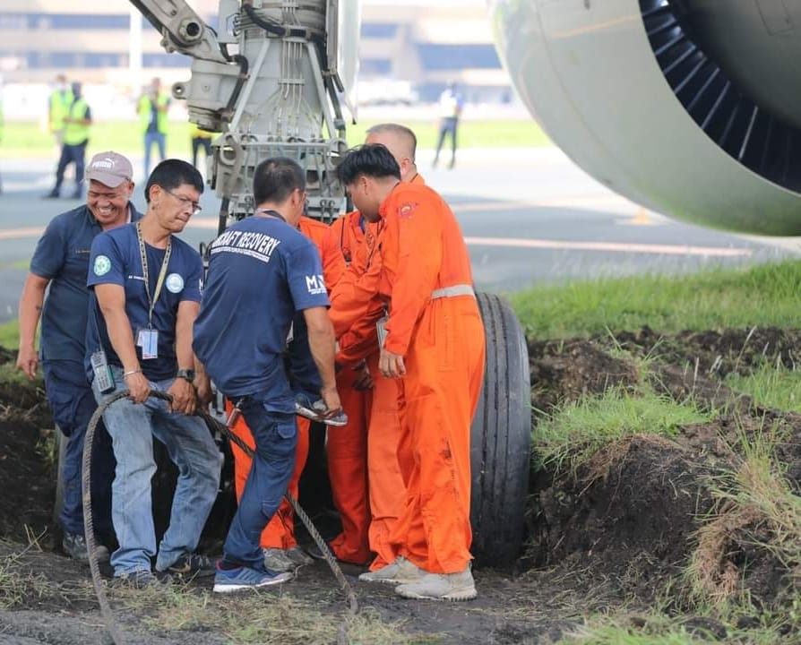 انزلاق طائرة الخطوط السعودية أثناء الهبوط في مانيلا