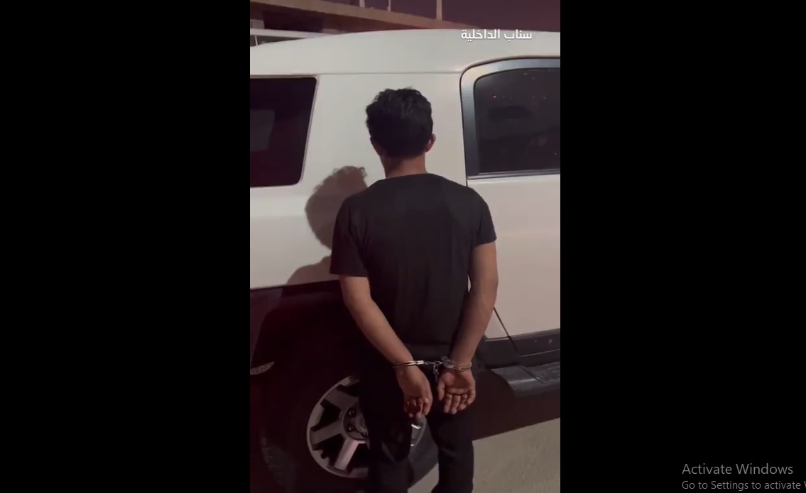 فيديو للحظة القبض على شخص تورط بتزييف تصاريح الحج في الرياض