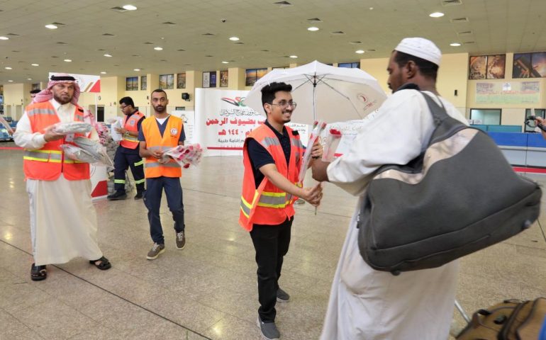 استقبال الحجاج بالورود والمظلات في جدة