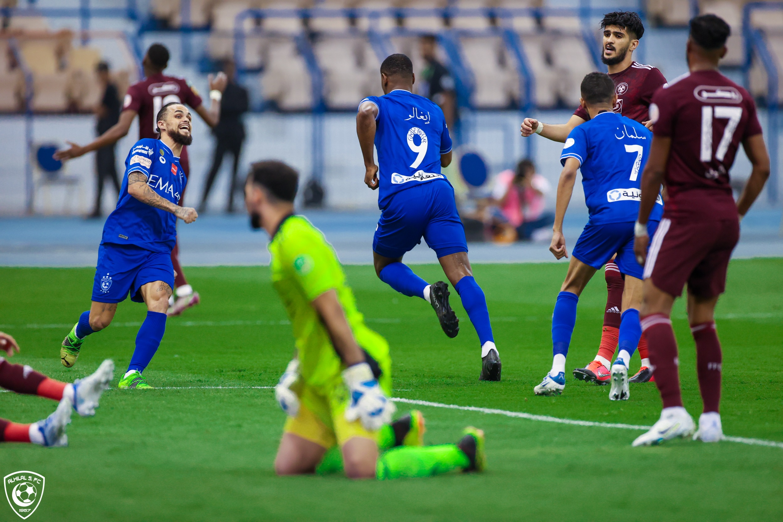 الهلال يُنهي الشوط الأول متقدمًا بهدف