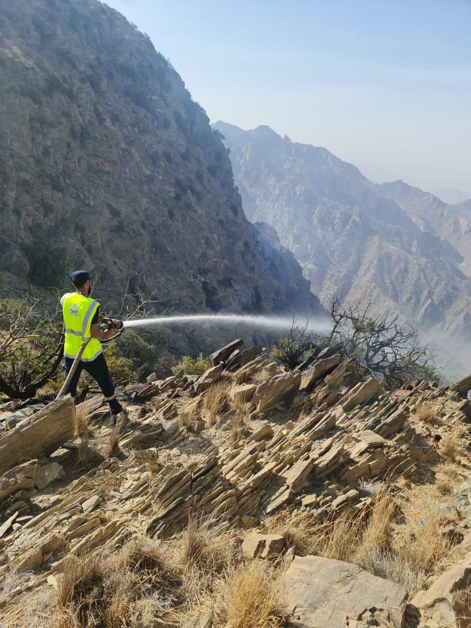 انتهاء العمليات الميدانية لإخماد حريق جبل وادي ضيم