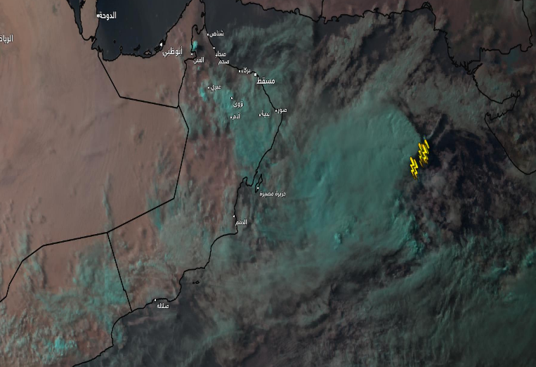 سحب رعدية ممطرة ضخمة في بحر العرب