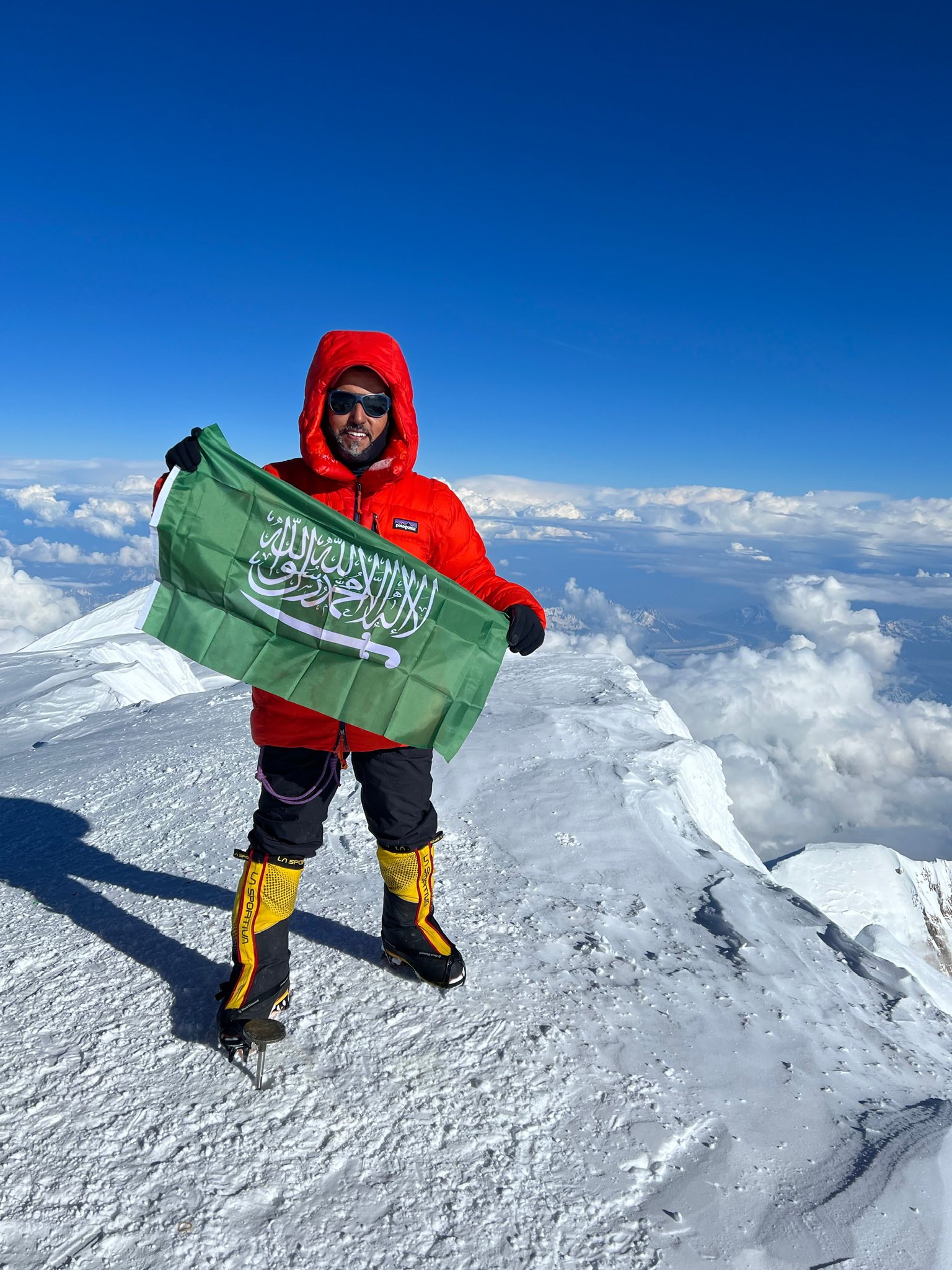 علم السعودية يخفق أعلى جبل دينالي في تحدي القمم السبعة