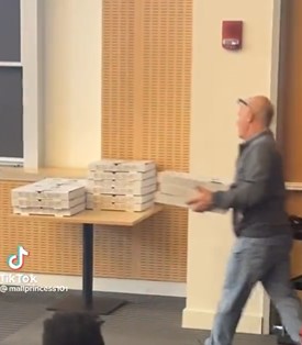 معلم يحضر البيتزا لطلابه في اليوم الأخير لكن لم يحضر أحد