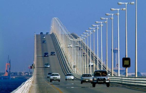 جسر الملك فهد : لا يمكن عبور السائق بمفرده دون مرافقة الكفيل